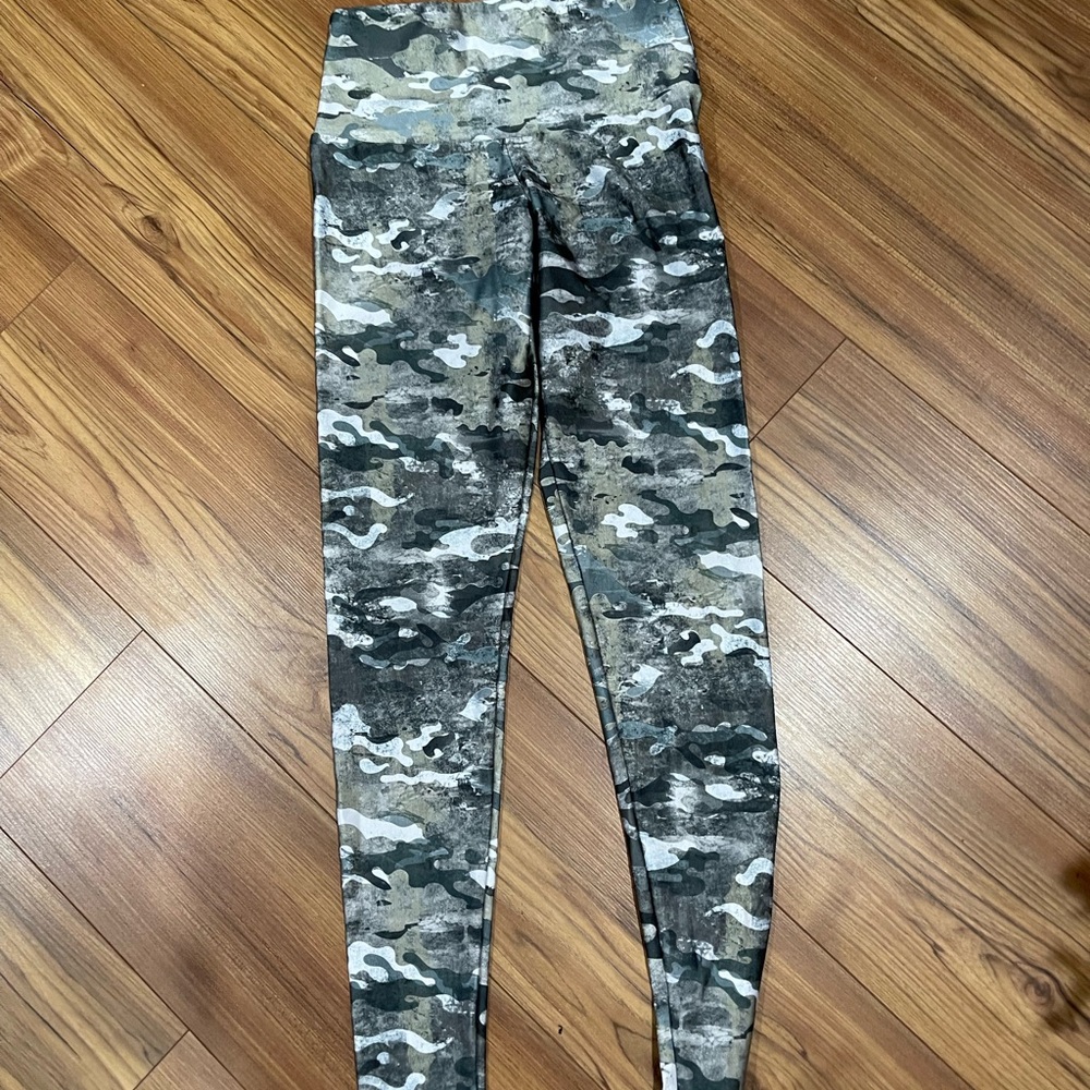 Onzie camo leggings in euc
